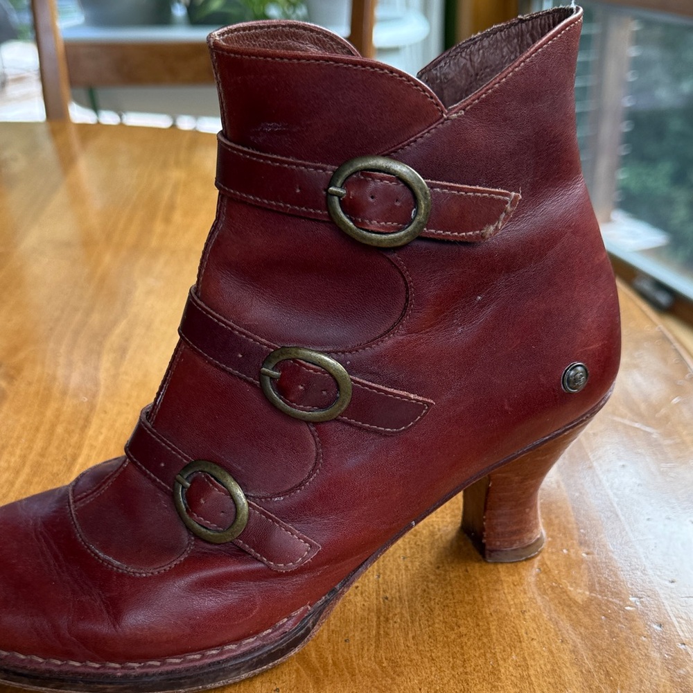 Chic Burgundy Leather Buckle Boots - Picture 4 of 4